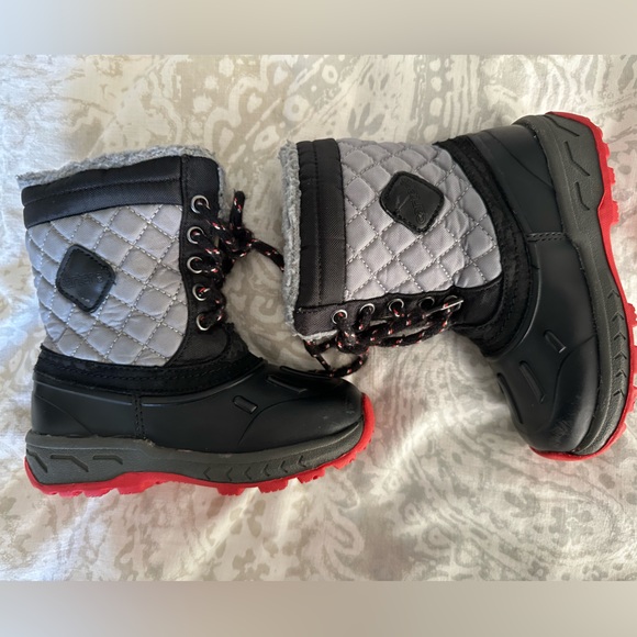 Size 8 snow boots - Picture 5 of 7